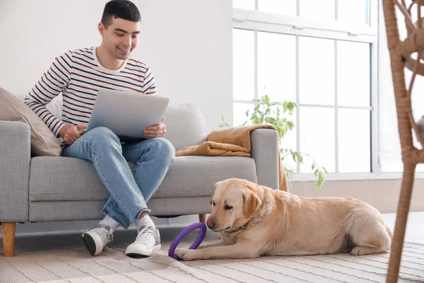 Jovem Com Laptop Bonito Cão Labrador Casa — Fotografia de Stock