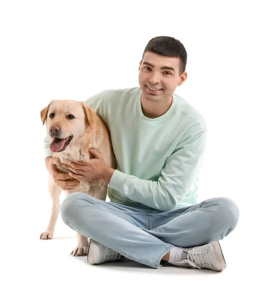 Молодой Человек Симпатичной Собакой Лабрадор Сидит Белом Фоне — стоковое фото