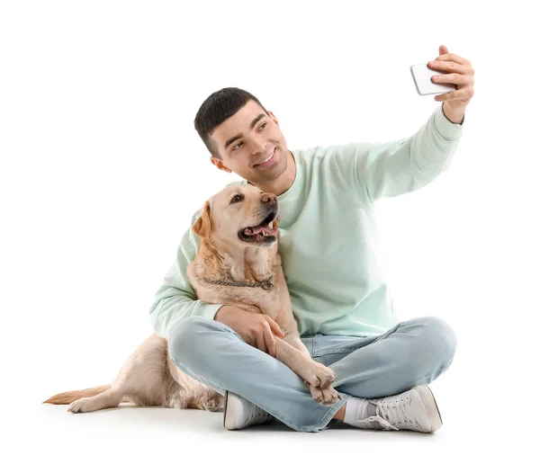 Молодой Человек Мобильным Телефоном Собака Лабрадор Делают Селфи Белом Фоне — стоковое фото