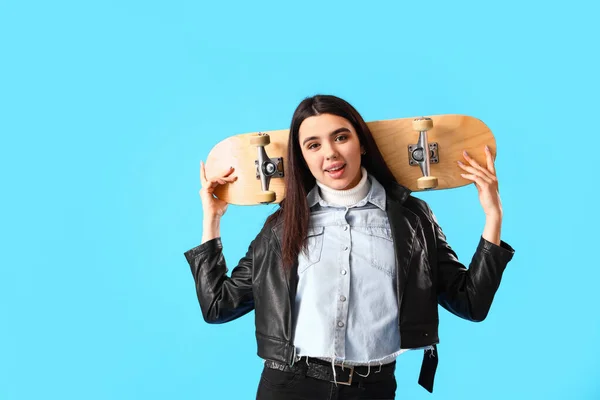 Snygg Ung Kvinna Med Skateboard Blå Bakgrund — Stockfoto