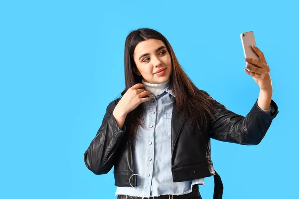 Όμορφη Νεαρή Γυναίκα Που Παίρνει Selfie Μπλε Φόντο — Φωτογραφία Αρχείου