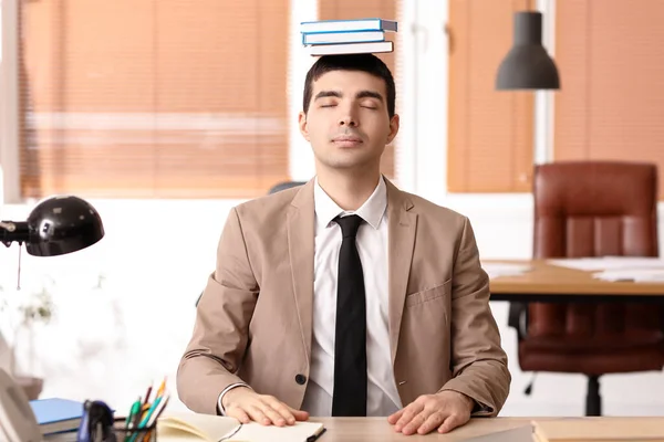 Jovem Empresário Com Livros Meditando Escritório Conceito Equilíbrio — Fotografia de Stock