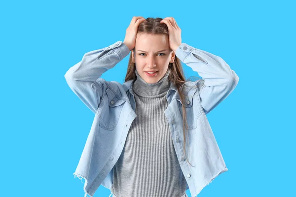 Stresli Bayan Öğrenci Mavi Arka Planda — Stok fotoğraf
