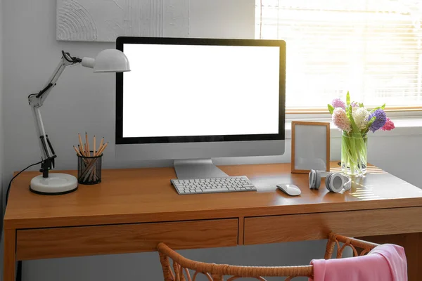 Современный Компьютер Лампа Карандаши Красивые Гиацинтовые Цветы Наушники Пустая Рамка — стоковое фото