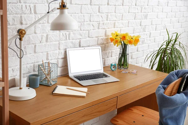Werkplaats Met Moderne Laptop Mooie Narcissen Bloemen Buurt Van Witte — Stockfoto
