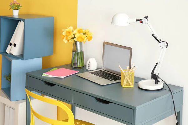 Moderner Laptop Schöne Narzissenblumen Lampe Bleistifte Und Notizbücher Auf Einem — Stockfoto