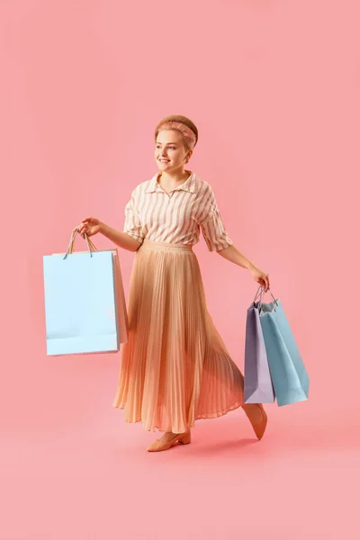 Fiatal Bevásárló Táskák Rózsaszín Háttér — Stock Fotó