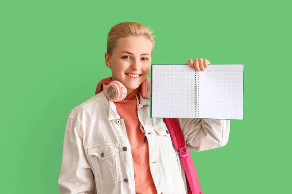 Estudiante Femenina Con Cuaderno Sobre Fondo Verde —  Fotos de Stock