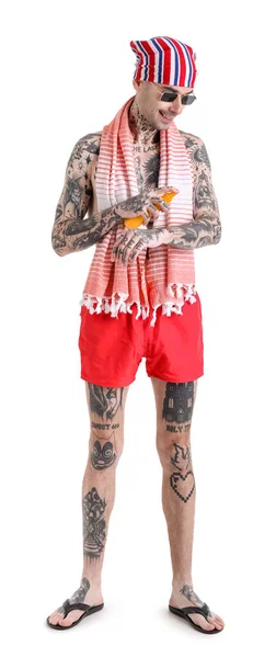 Hombre Tatuado Aplicando Crema Protector Solar Sobre Fondo Blanco — Foto de Stock