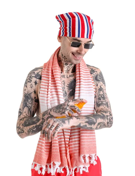Tatuaż Mężczyzna Stosując Krem Ochrony Przeciwsłonecznej Białym Tle — Zdjęcie stockowe