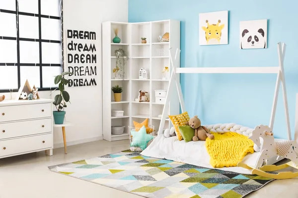 设有床 架子和玩具的儿童房的内部 — 图库照片