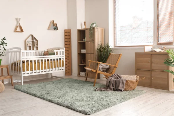 Interior Del Dormitorio Infantil Con Cuna Estantes Juguetes — Foto de Stock