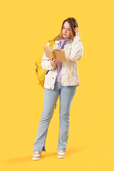 Studentin Liest Buch Auf Gelbem Hintergrund — Stockfoto