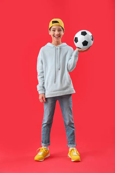 Kleiner Junge Mit Fußball Auf Rotem Hintergrund — Stockfoto