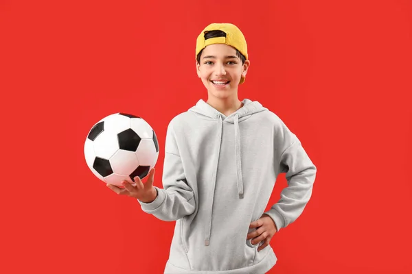 Petit Garçon Avec Ballon Football Sur Fond Rouge — Photo