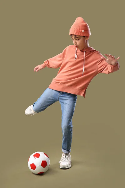 Niño Jugando Con Pelota Fútbol Sobre Fondo Color —  Fotos de Stock