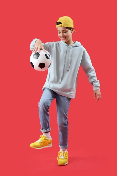 Menino Brincando Com Bola Futebol Fundo Vermelho — Fotografia de Stock