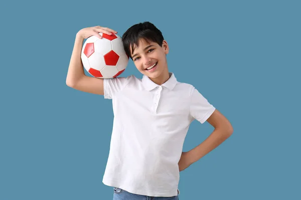 青い背景にサッカーボールを持つ小さな男の子 — ストック写真