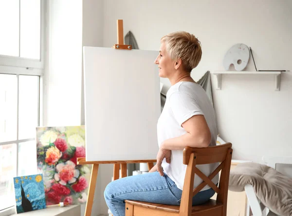 Mature Female Artist Painting Picture Workshop — Stock Photo, Image