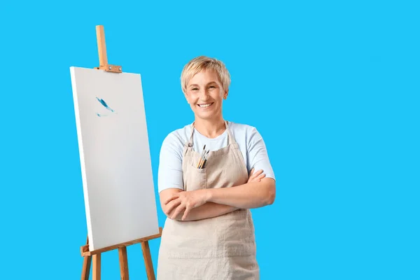 Mature Female Artist Tools Drawing Easel Blue Background — Stock Photo, Image