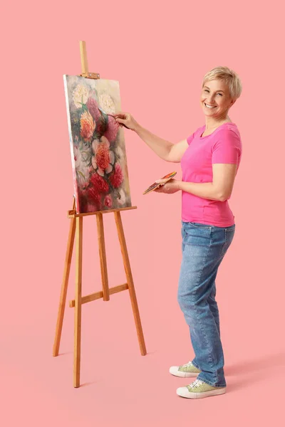Starší Žena Umělec Malba Obrázek Růžovém Pozadí — Stock fotografie