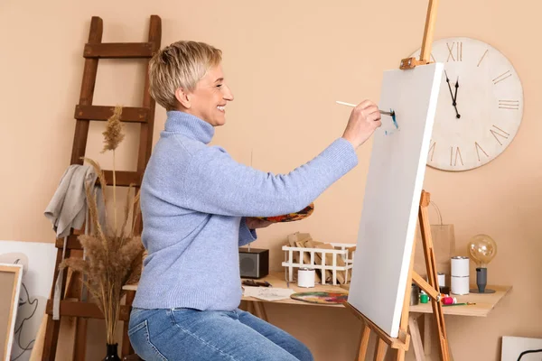 Starší Umělkyně Malování Obrazu Dílně — Stock fotografie