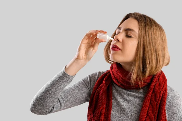 Kranke Junge Frau Mit Nasentropfen Auf Hellem Hintergrund Nahaufnahme — Stockfoto