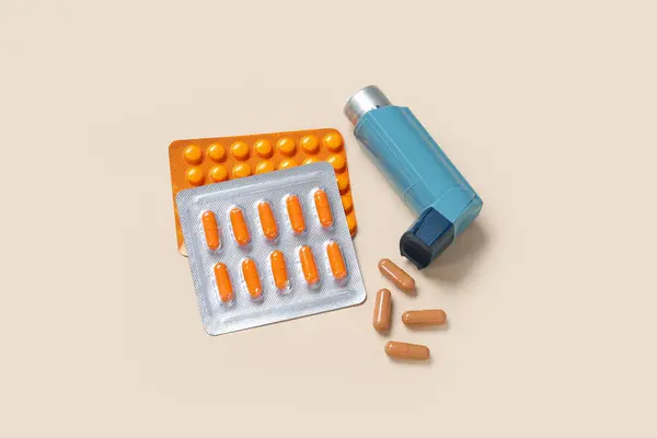 Asthma Inhaler Pills Beige Background — Fotografia de Stock