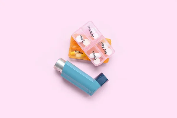 Inhalator Astmy Pudełka Tabletkami Różowym Tle — Zdjęcie stockowe