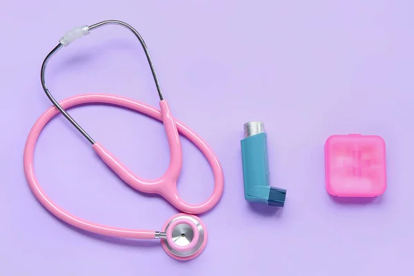 Zusammensetzung Mit Asthma Inhalator Stethoskop Und Tablettenschachtel Auf Fliederfarbenem Hintergrund — Stockfoto