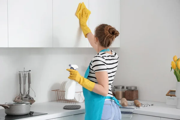 Mulher Luvas Borracha Amarela Armários Limpeza Cozinha Moderna — Fotografia de Stock