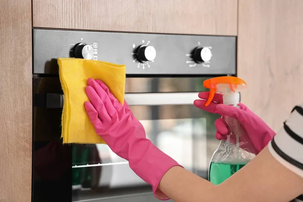 Γυναίκα Ροζ Λαστιχένια Γάντια Καθαρισμού Ηλεκτρικό Φούρνο Σφουγγάρι Και Απορρυπαντικό — Φωτογραφία Αρχείου