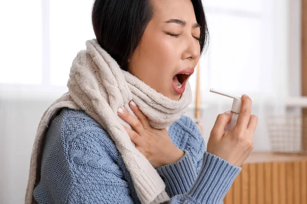 Enfermo Mujer Asiática Con Spray Para Dolor Garganta Casa Primer — Foto de Stock