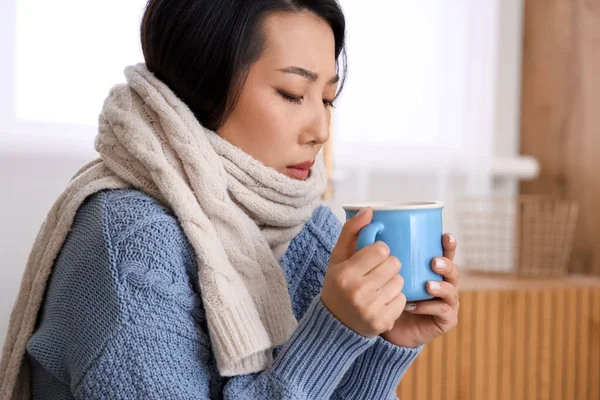 自宅でお茶を飲んでアジアの女性は クローズアップ — ストック写真