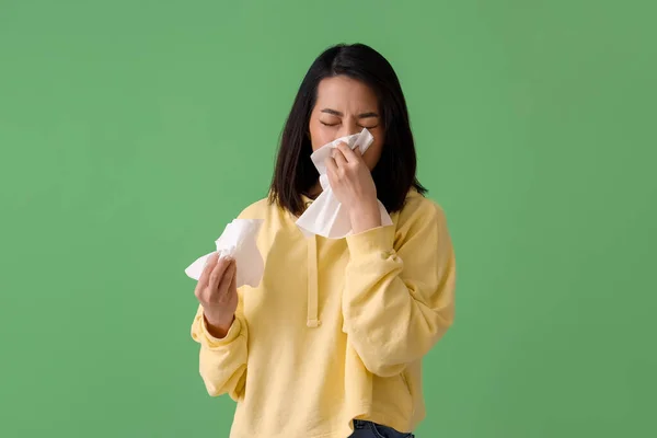 Malade Femme Asiatique Avec Des Tissus Sur Fond Vert — Photo