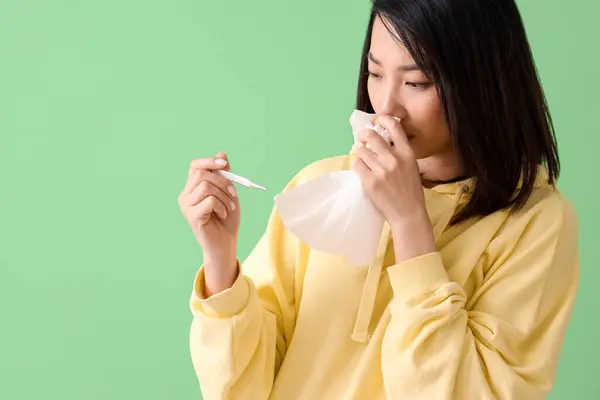 Malade Femme Asiatique Avec Tissu Thermomètre Sur Fond Vert Gros — Photo