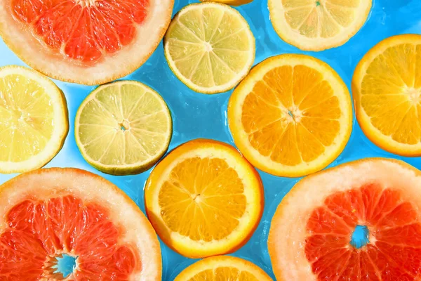 水の中で異なる柑橘類の果実のスライス クローズアップ — ストック写真