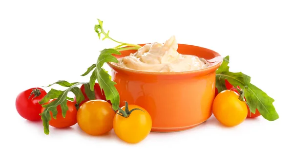 Schaal Met Lekkere Roomkaas Tomaten Witte Achtergrond — Stockfoto