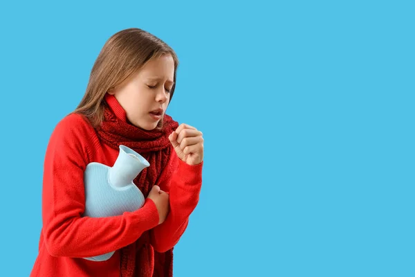 Iii Gadis Kecil Dengan Botol Air Panas Latar Belakang Biru — Stok Foto