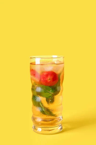Ένα Ποτήρι Παγωμένο Τσάι Φράουλα Και Μέντα Κίτρινο Φόντο — Φωτογραφία Αρχείου
