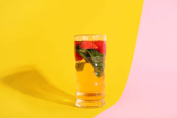 Szklanka Mrożonej Herbaty Truskawkami Miętą Kolorowym Tle — Zdjęcie stockowe
