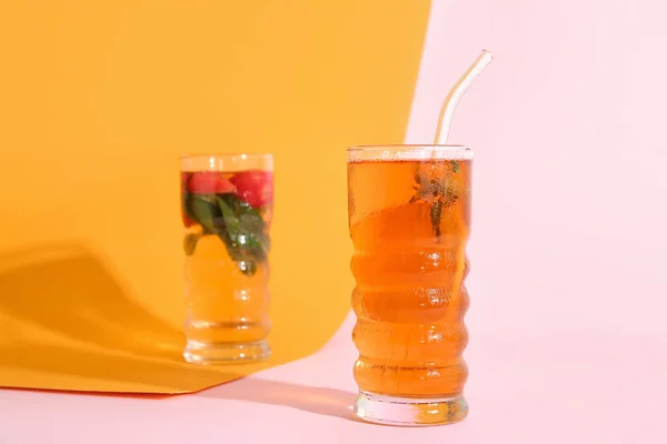 Glasögon Iste Med Apelsin Och Jordgubbar Färgglada Bakgrund — Stockfoto
