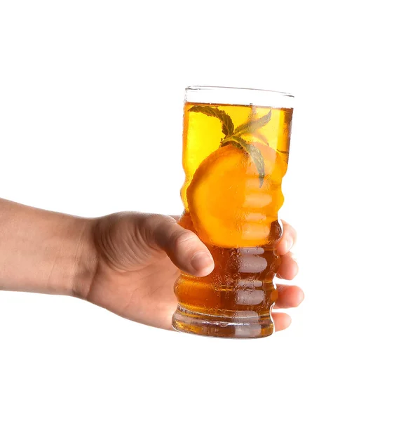 白い背景にオレンジとアイスティーの女性の手を保持ガラス — ストック写真