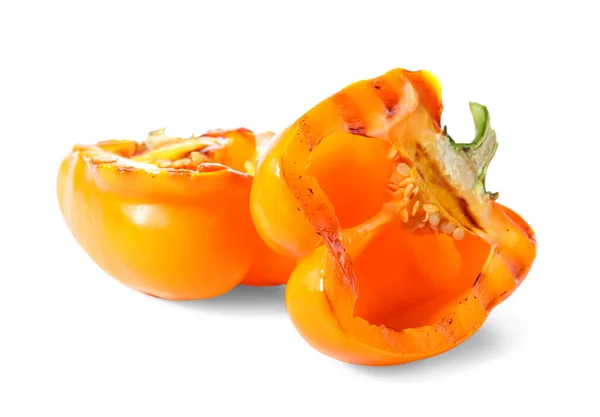 Helften Van Smakelijke Gegrilde Paprika Geïsoleerd Witte Achtergrond — Stockfoto
