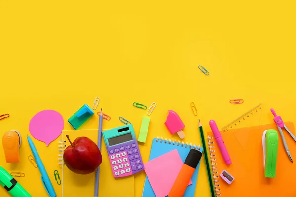 Frischer Apfel Mit Taschenrechner Und Verschiedenen Papeterie Auf Gelbem Hintergrund — Stockfoto