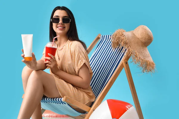 Young Woman Sunscreen Cream Soda Deck Chair Blue Background — Stock Photo, Image