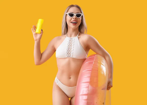 Mulher Nova Com Creme Protetor Solar Anel Inflável Fundo Amarelo — Fotografia de Stock