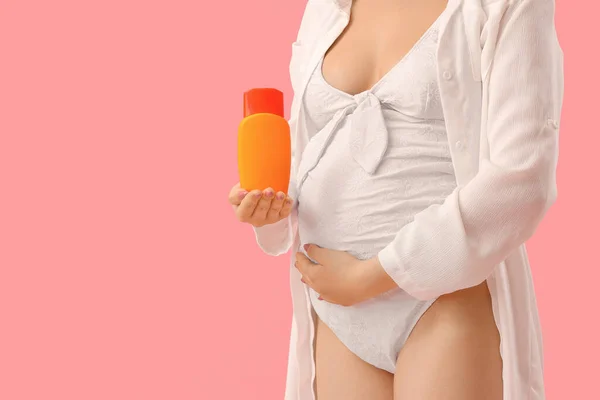 Jonge Zwangere Vrouw Met Zonnebrandcrème Roze Achtergrond Close — Stockfoto