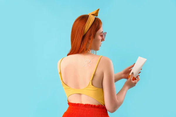 Young Woman Sun Made Sunscreen Cream Blue Background Back View — Stock Photo, Image