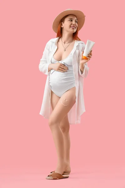 Jonge Zwangere Vrouw Met Glimlach Gemaakt Van Zonnebrandcrème Roze Achtergrond — Stockfoto